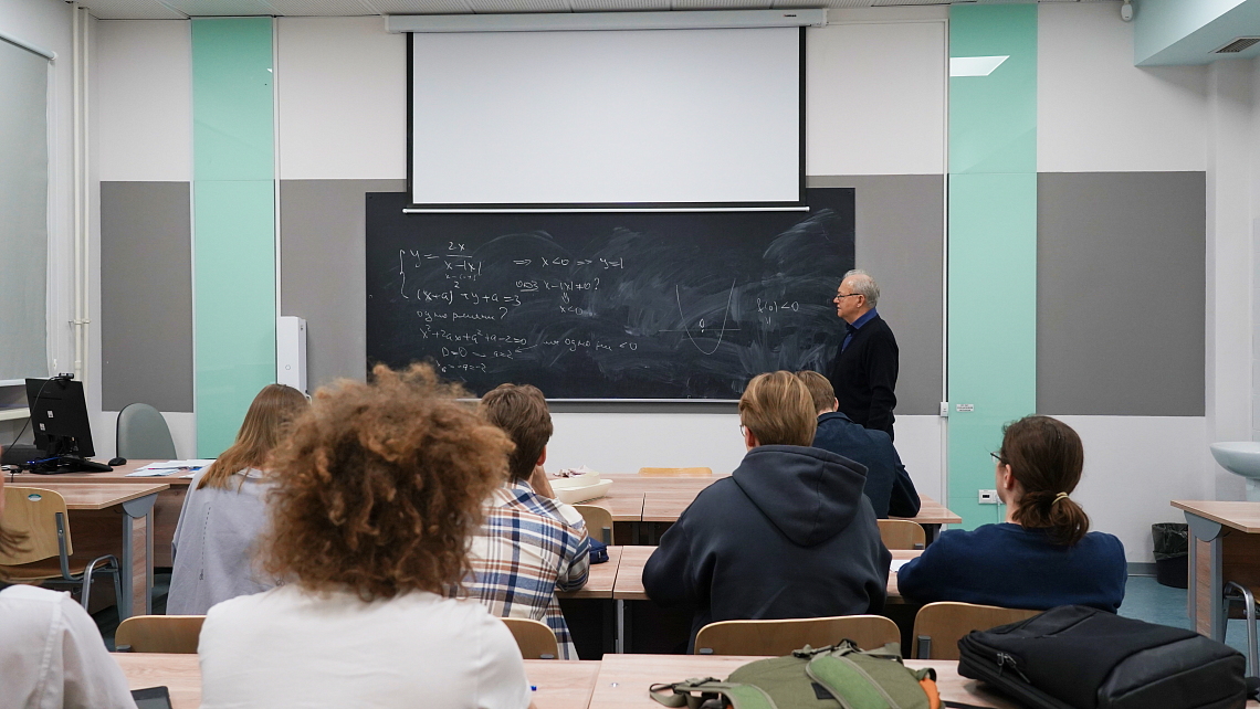 Одиннадцатиклассники ФМШ провели учебную неделю в НГУ